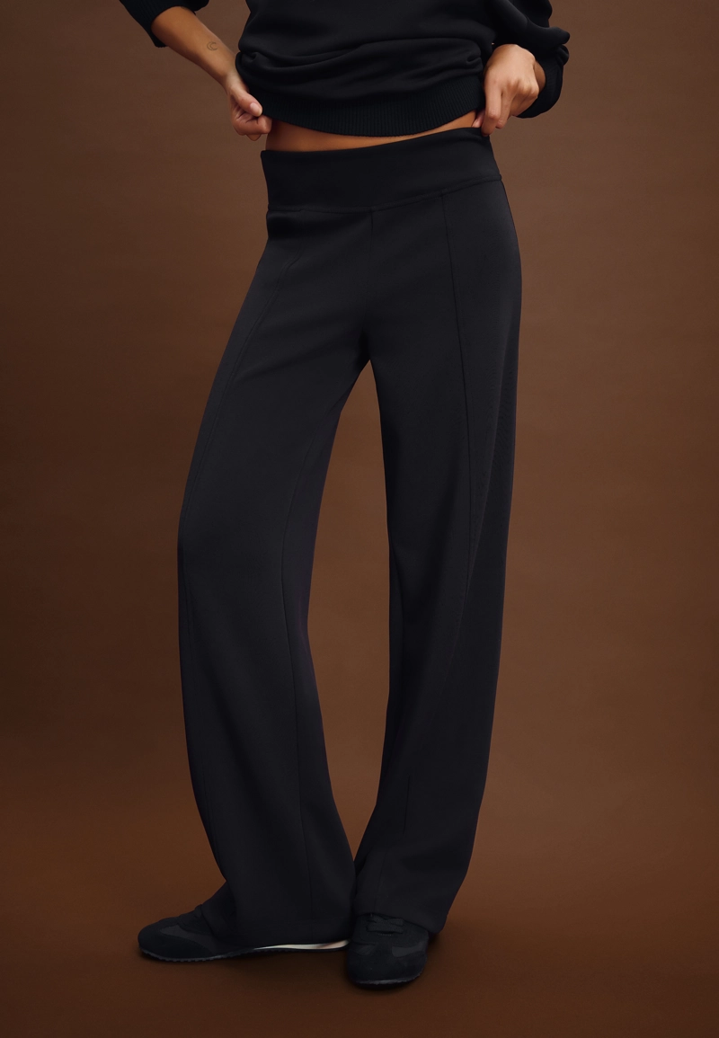 Брюки-джоггеры прямого кроя с отстрочкой и мягкой текстурой