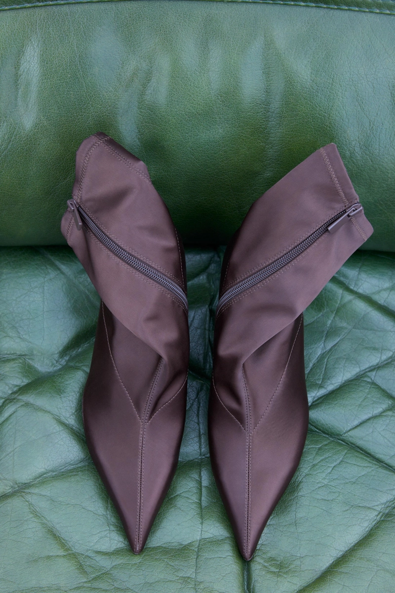 Эластичные ботильоны на каблуке