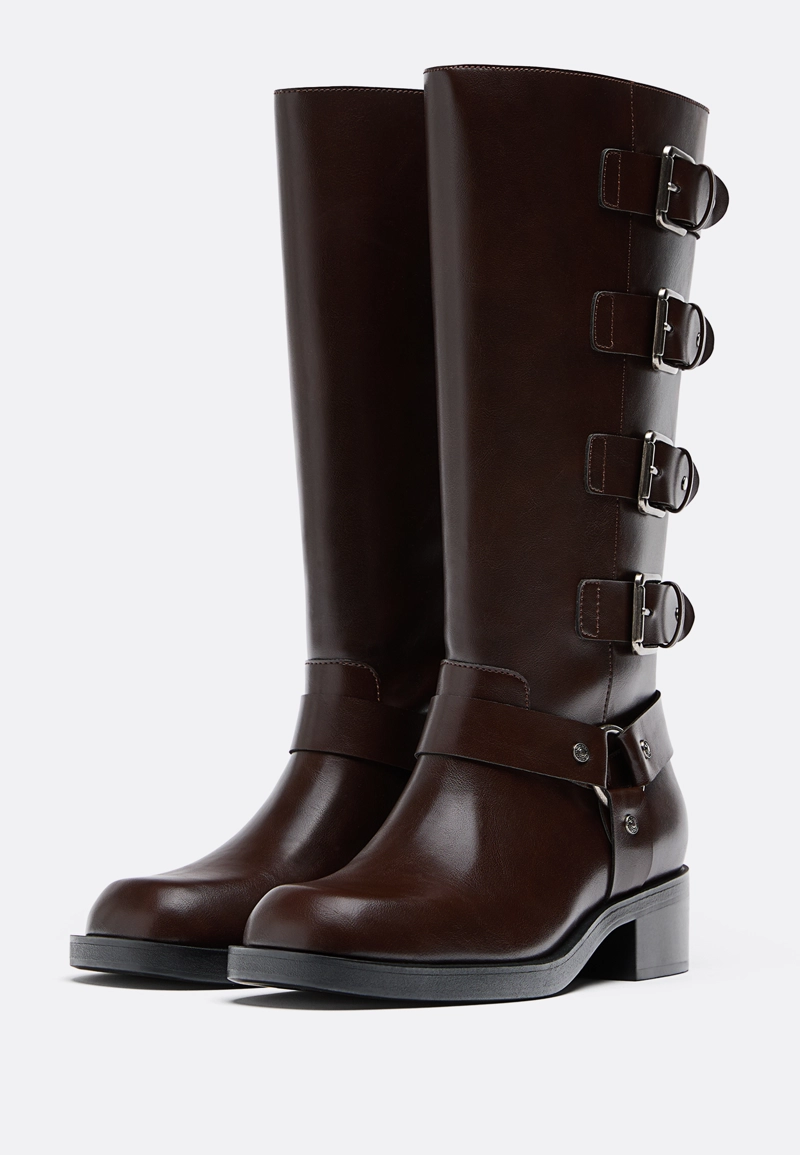 Плоские байкерские ботинки с пряжками