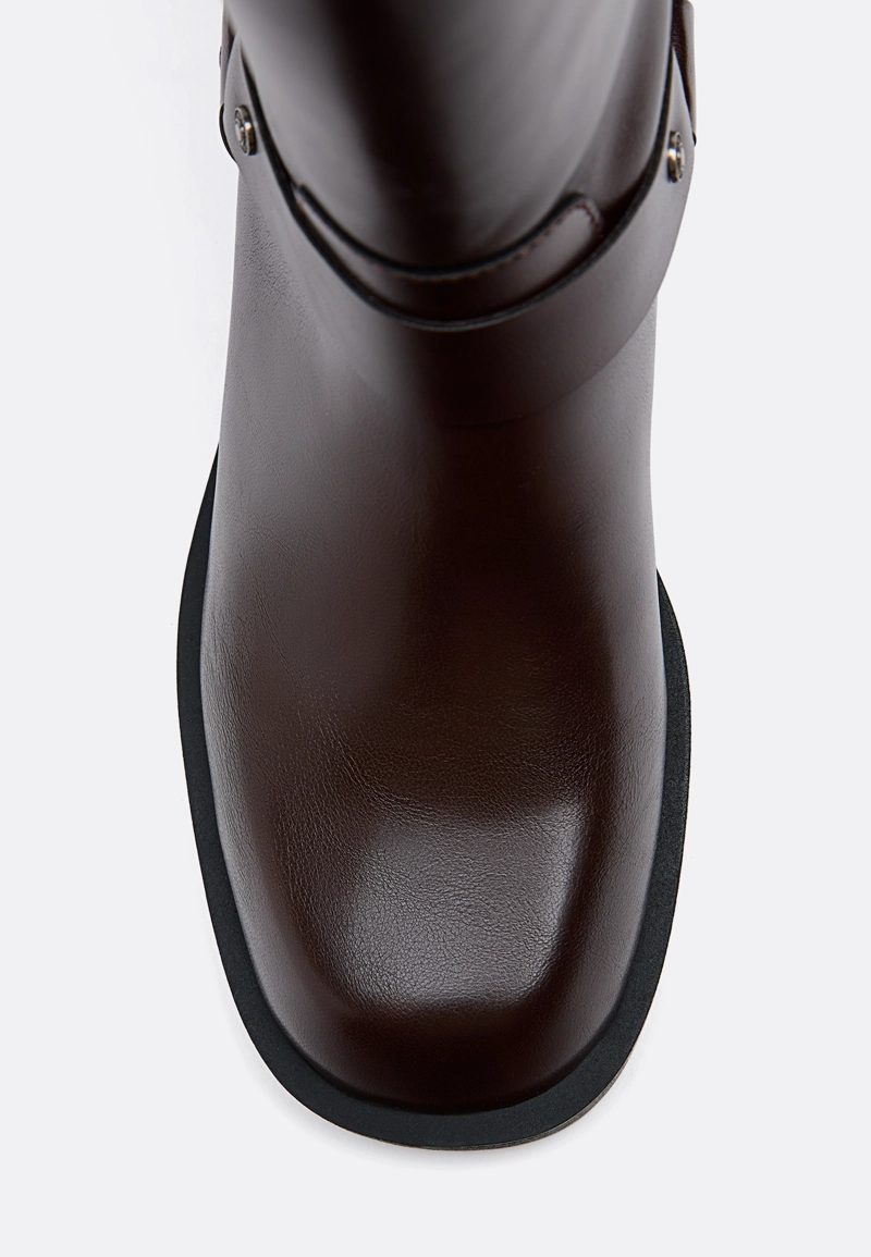 Плоские байкерские ботинки с пряжками