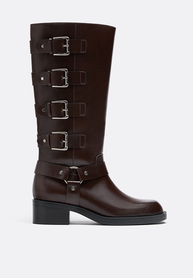 Плоские байкерские ботинки с пряжками