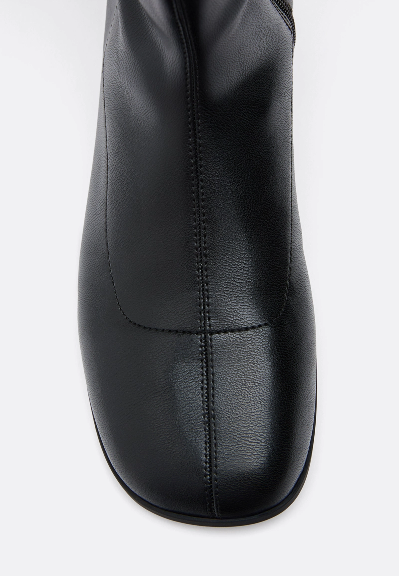 Облегающие сапоги на плоской подошве