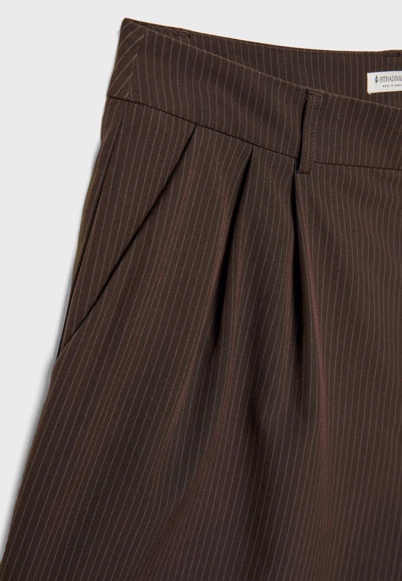 Нарядные шорты в полоску с защипами