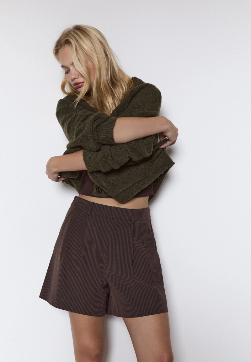 Нарядные шорты в полоску с защипами