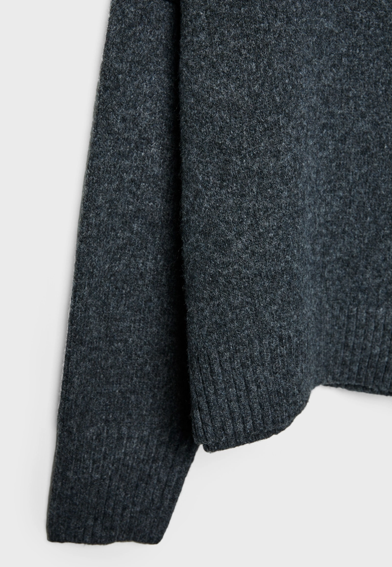 Вязаный свитер с круглым вырезом