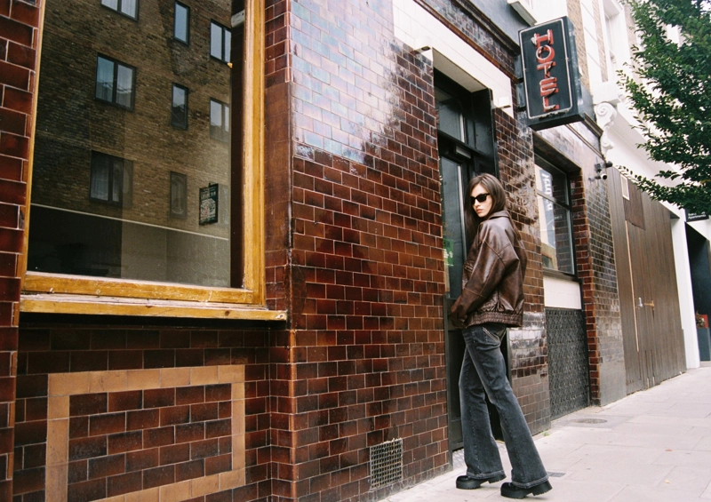 Джинсы клеш с низкой посадкой и заклепками