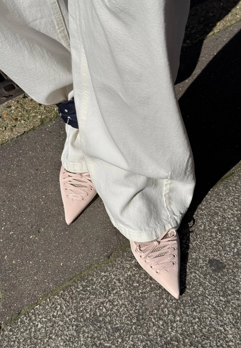 Туфли на среднем каблуке с корсетной шнуровкой