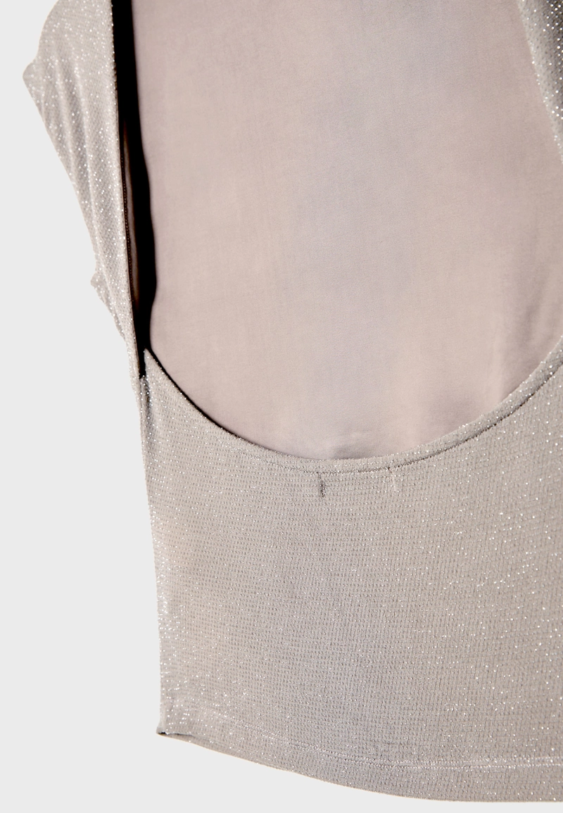 Футболка с открытой спиной и блестящей отделкой