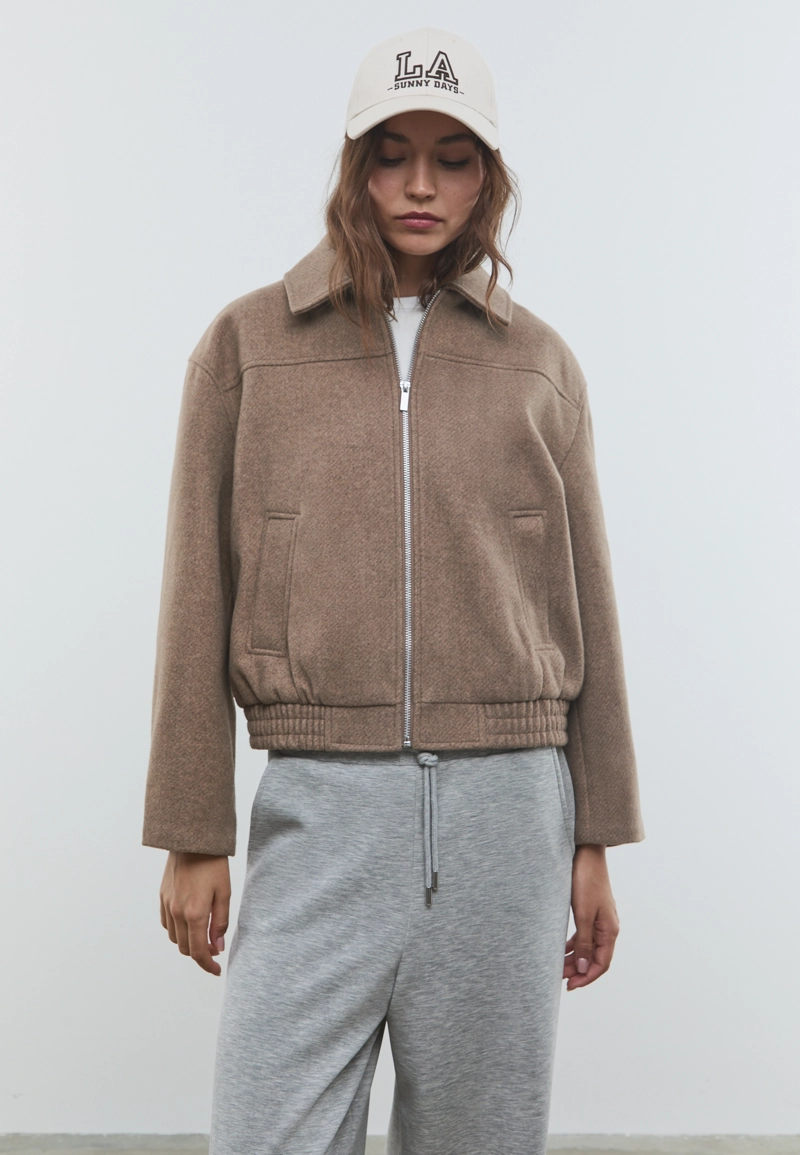 Куртка-бомбер из мягкой ткани