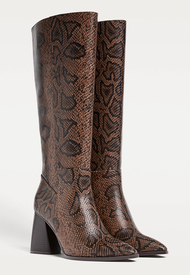 Высокие сапоги на каблуке с анималистическим принтом