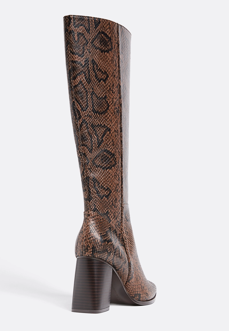 Высокие сапоги на каблуке с анималистическим принтом