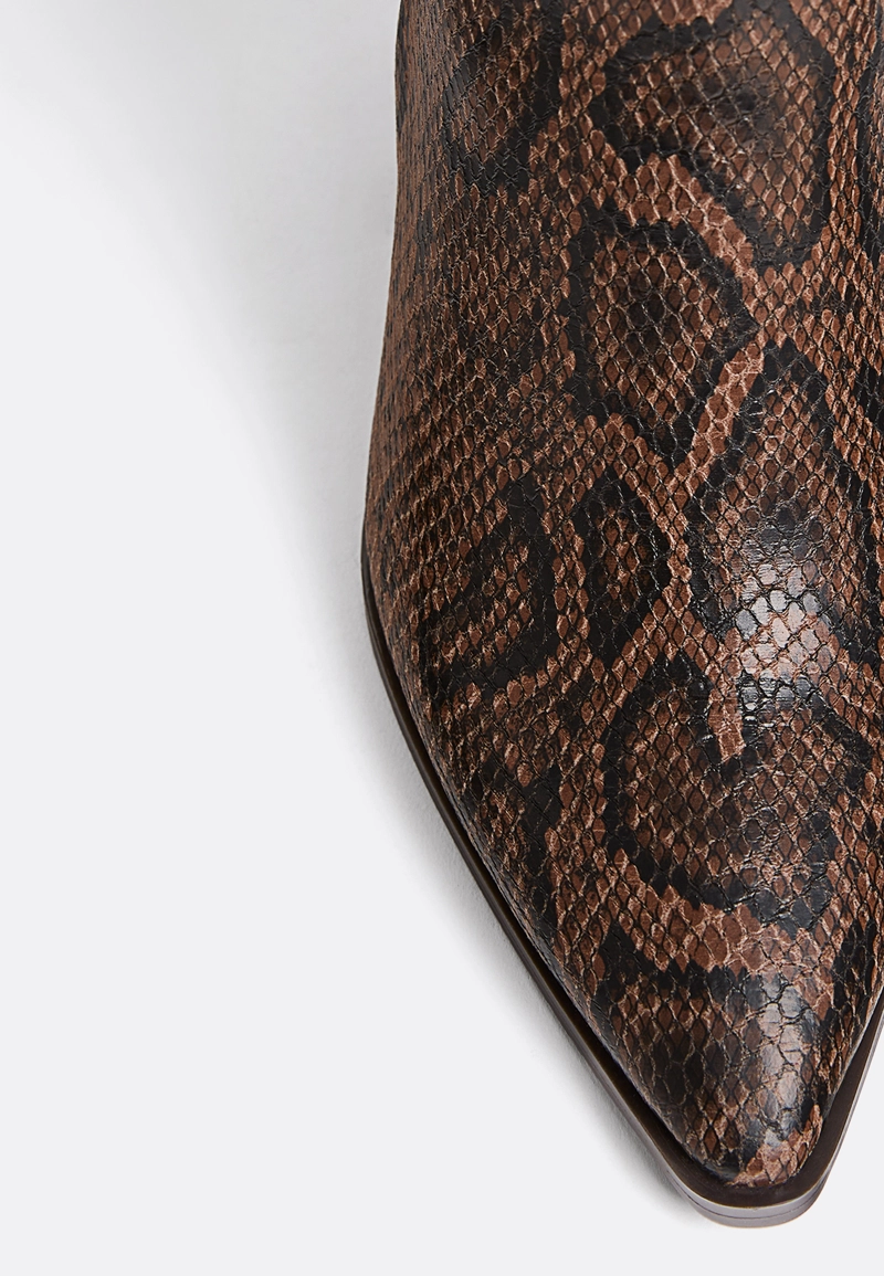 Высокие сапоги на каблуке с анималистическим принтом