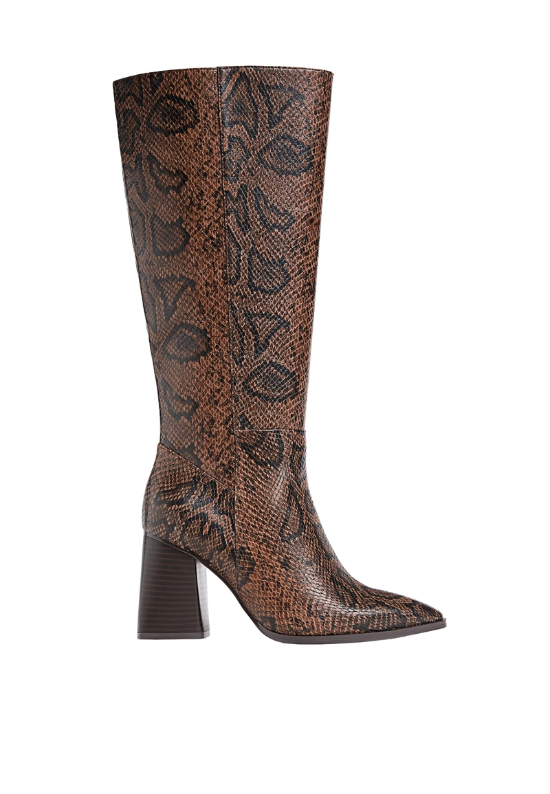 Высокие сапоги на каблуке с анималистическим принтом