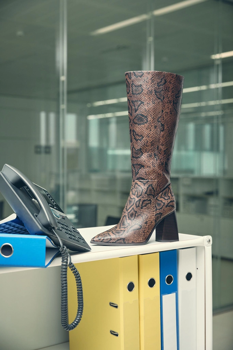 Высокие сапоги на каблуке с анималистическим принтом