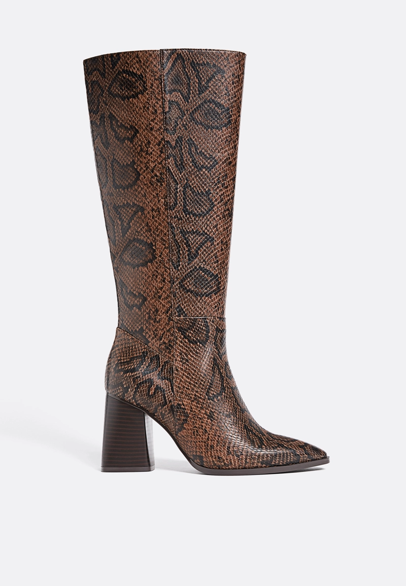 Высокие сапоги на каблуке с анималистическим принтом