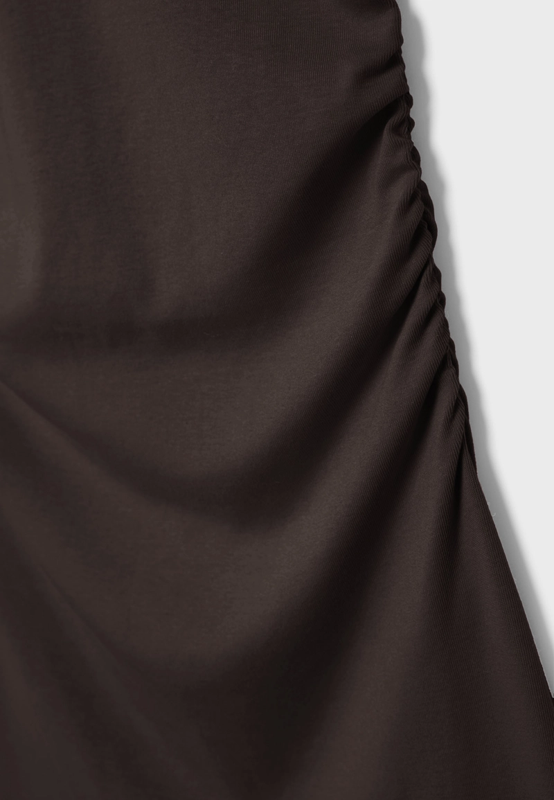 Короткое приталенное платье со сборками