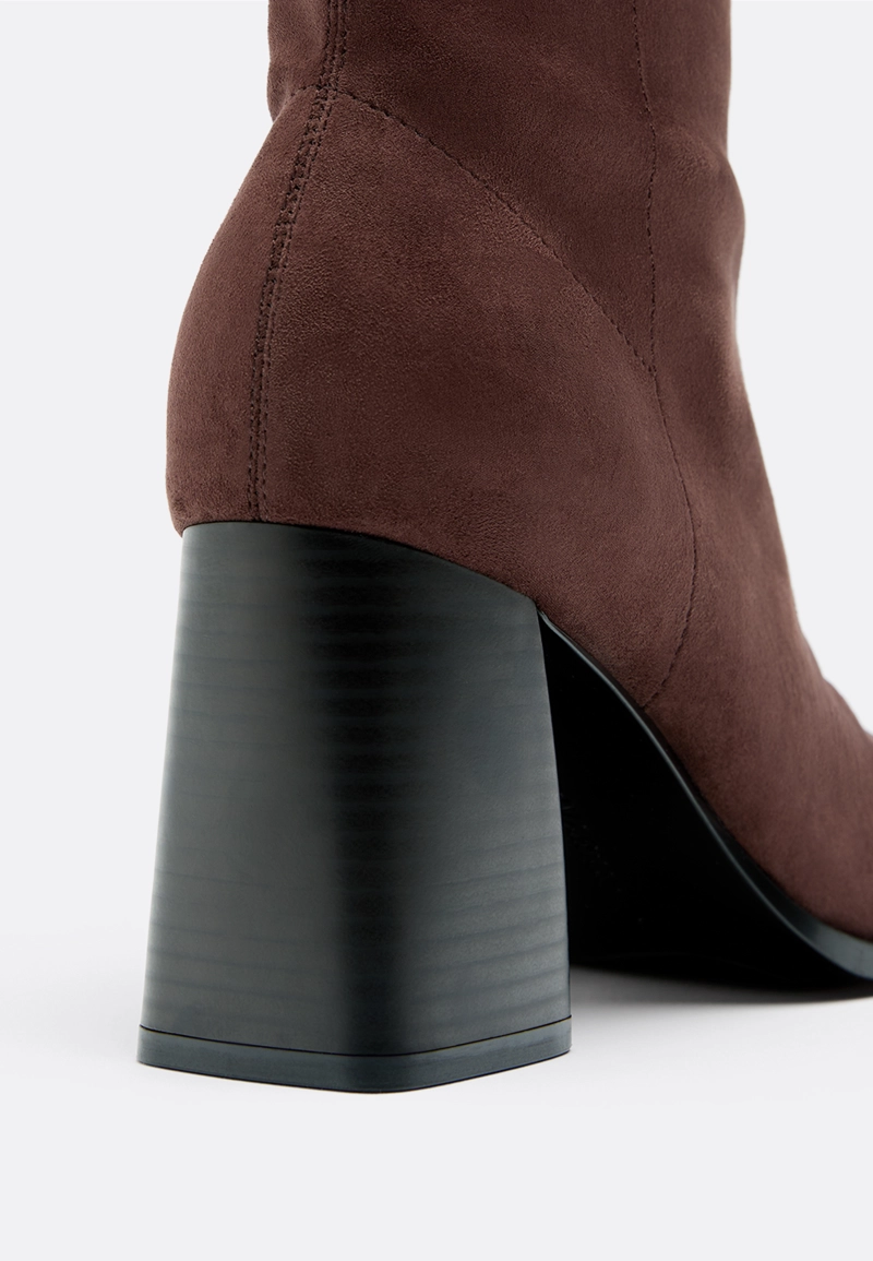 Ботильоны на каблуке из искусственной замши