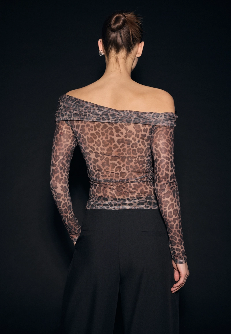 Асимметричная футболка из полупрозрачной ткани с принтом