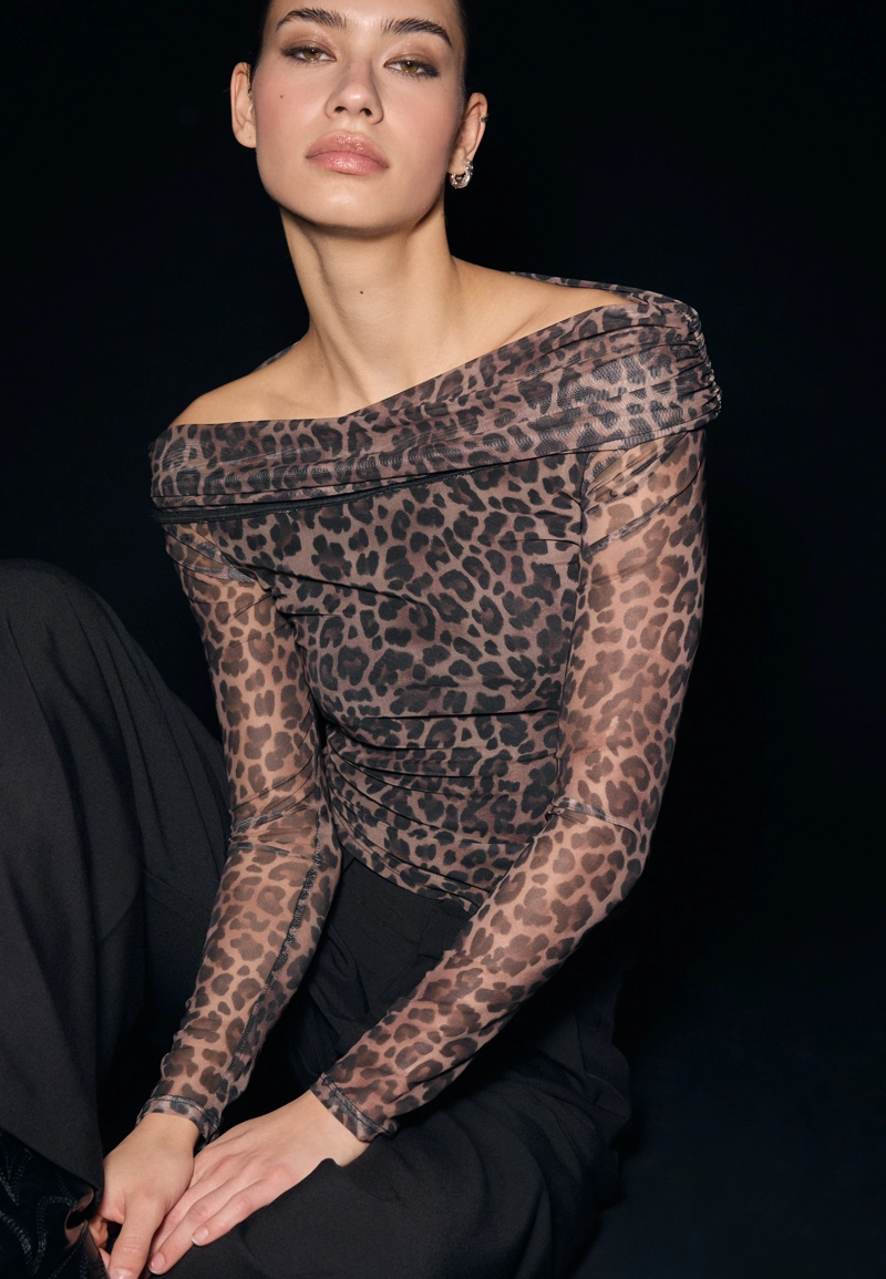 Асимметричная футболка из полупрозрачной ткани с принтом