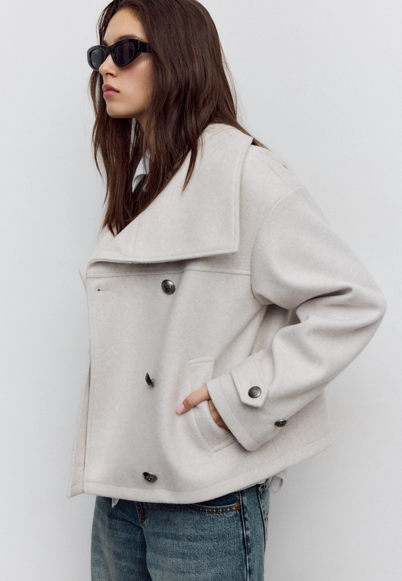 Куртка с высоким воротником и мягкой текстурой