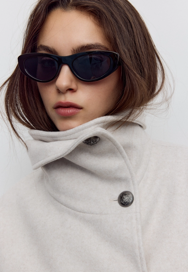 Куртка с высоким воротником и мягкой текстурой