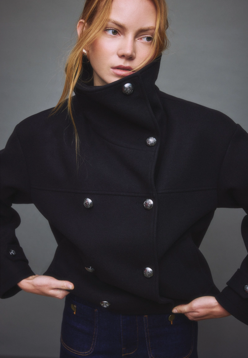 Куртка с высоким воротником и мягкой текстурой