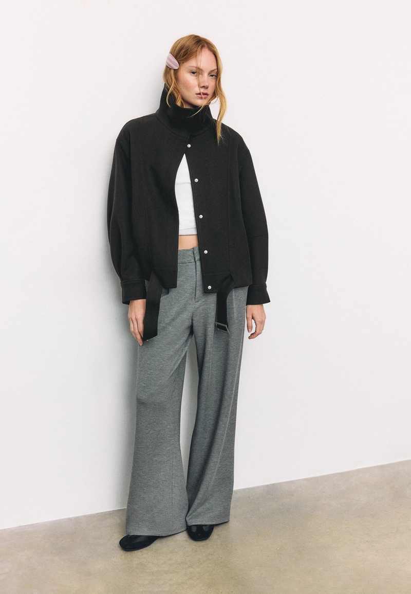 Объемная куртка-бомбер из мягкой ткани