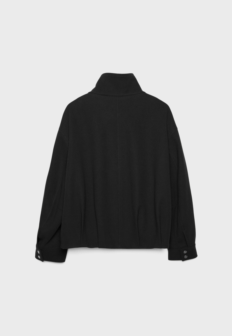 Объемная куртка-бомбер из мягкой ткани