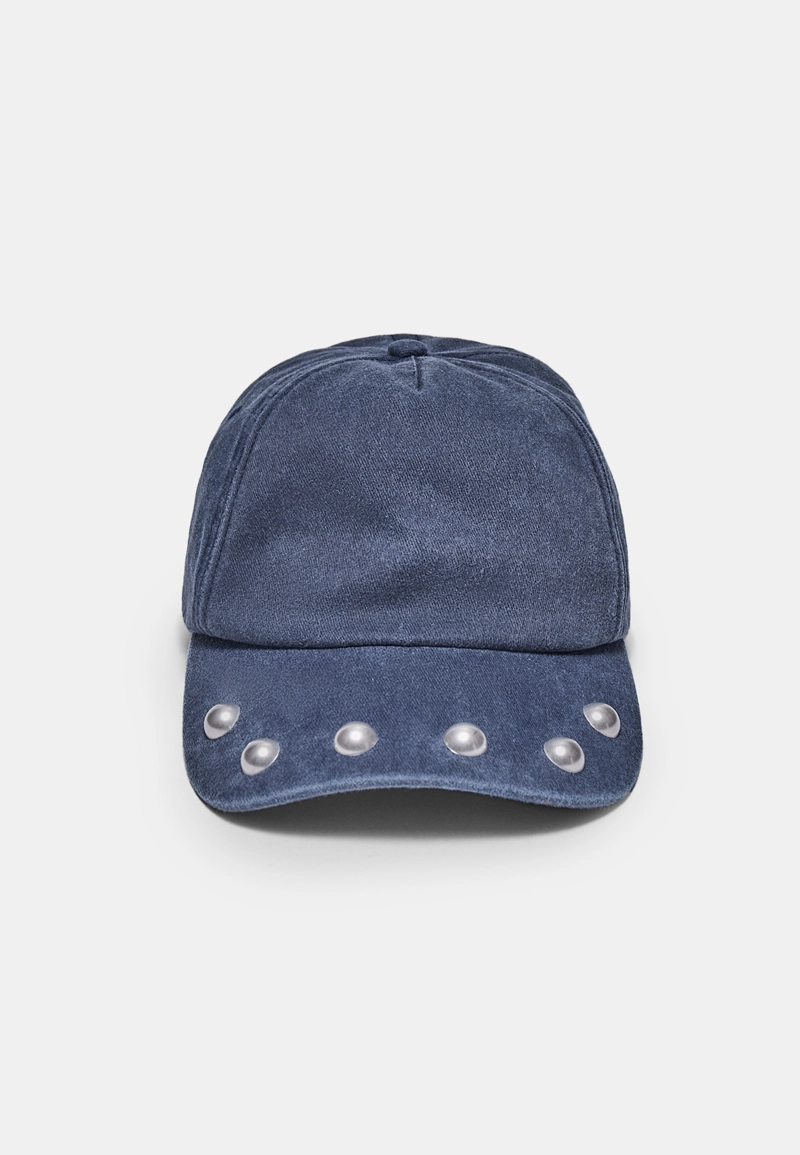 Кепка с эффектом потертости и заклепками