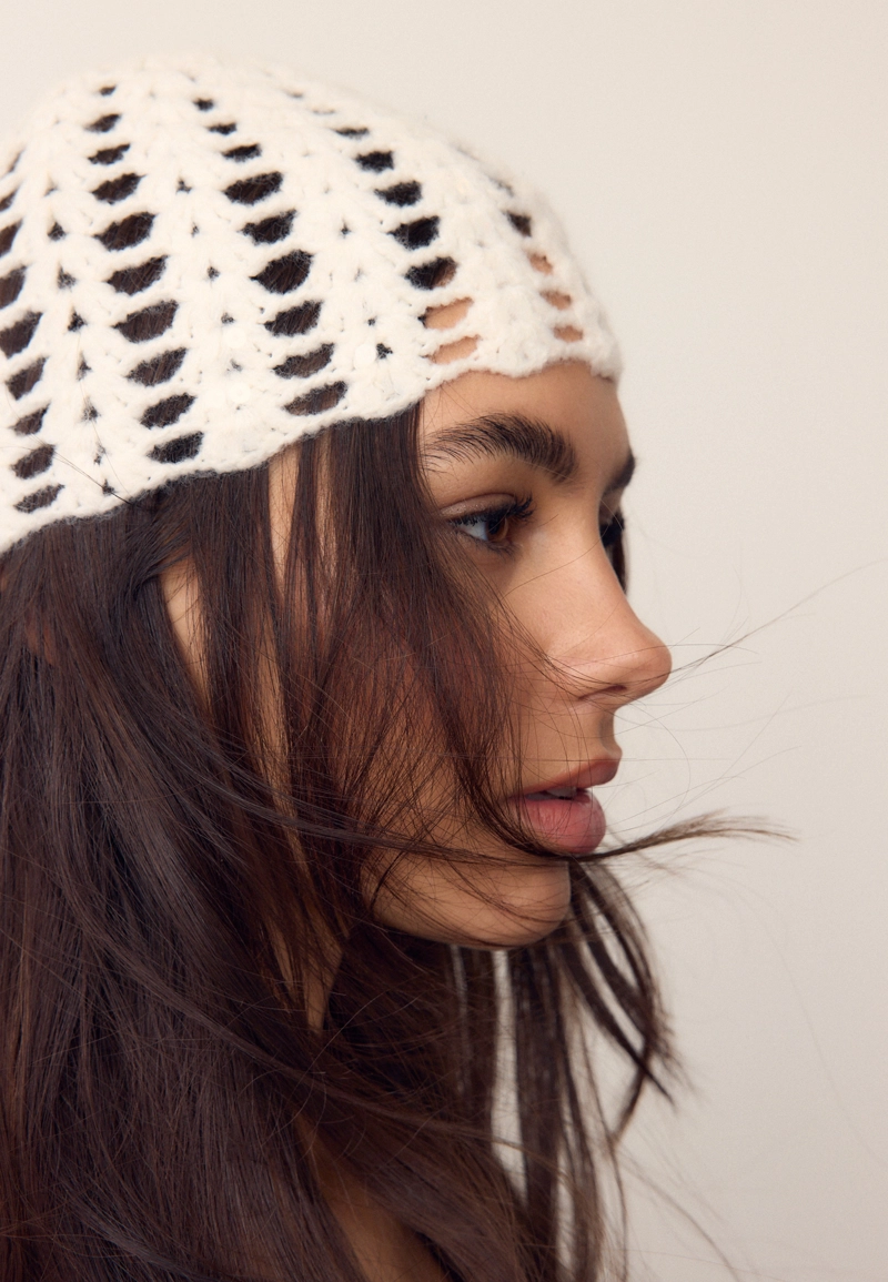 Каскетка из кружева кроше с пайетками