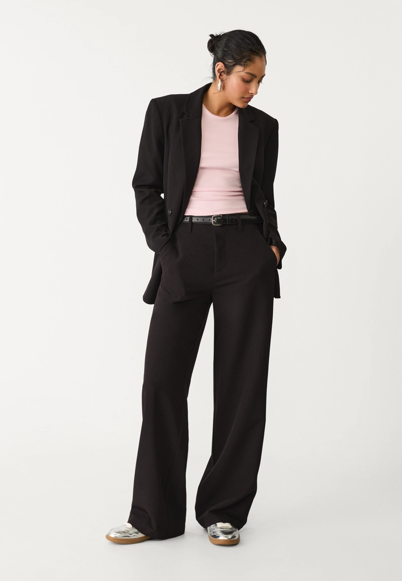 Прямые струящиеся брюки с поясом