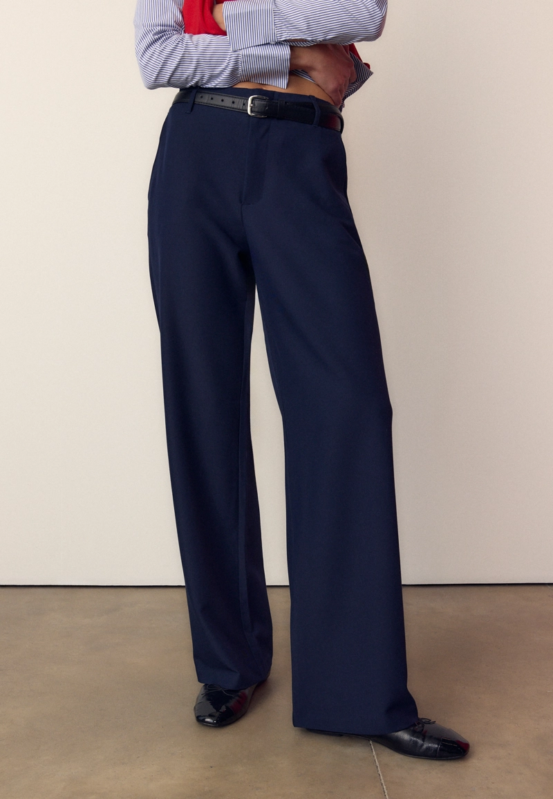 Прямые струящиеся брюки с поясом