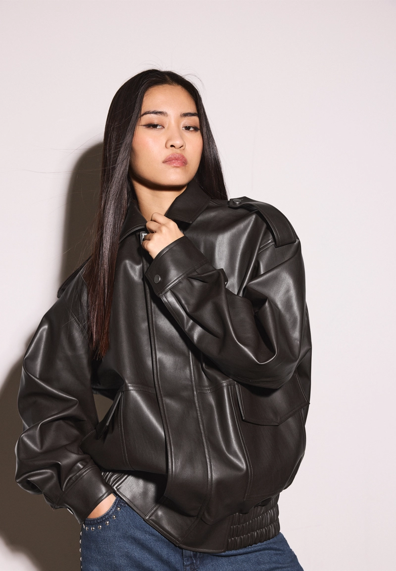 Объемная байкерская куртка из искусственной кожи