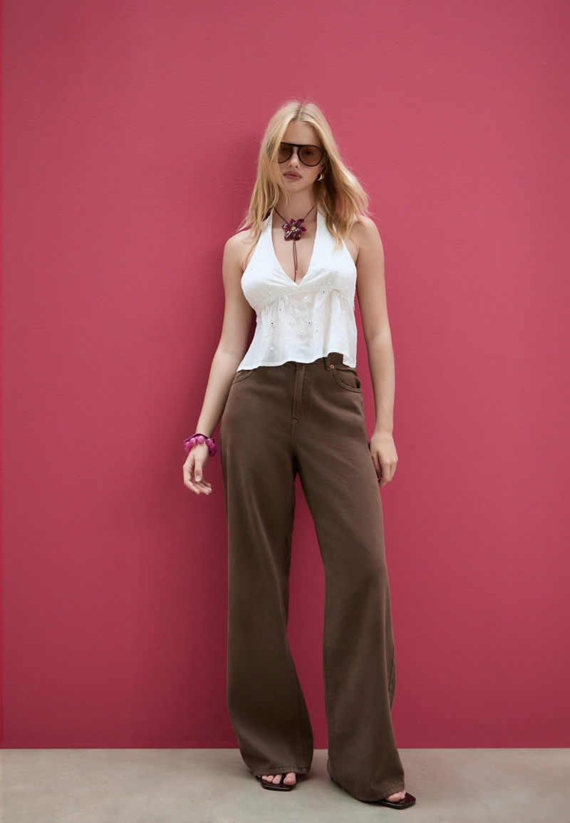 Легкий топ с горловиной халтер и блестящей отделкой