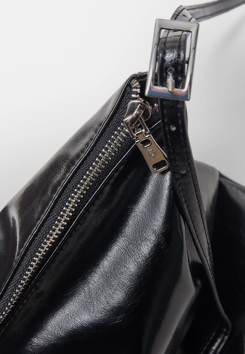 Мини-сумка на плечо с мягкой текстурой и молниями