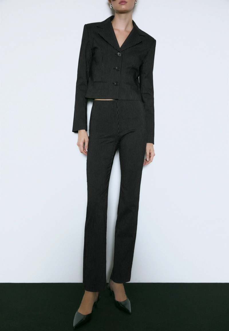 Зауженные брюки в полоску