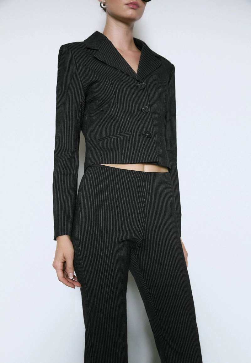 Зауженные брюки в полоску