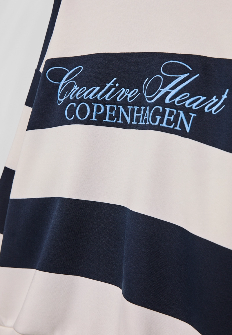 Толстовка с вышивкой в полоску