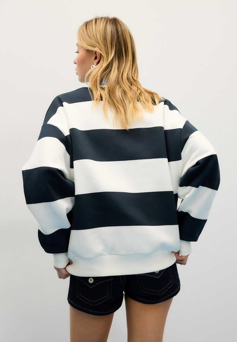 Толстовка с вышивкой в полоску