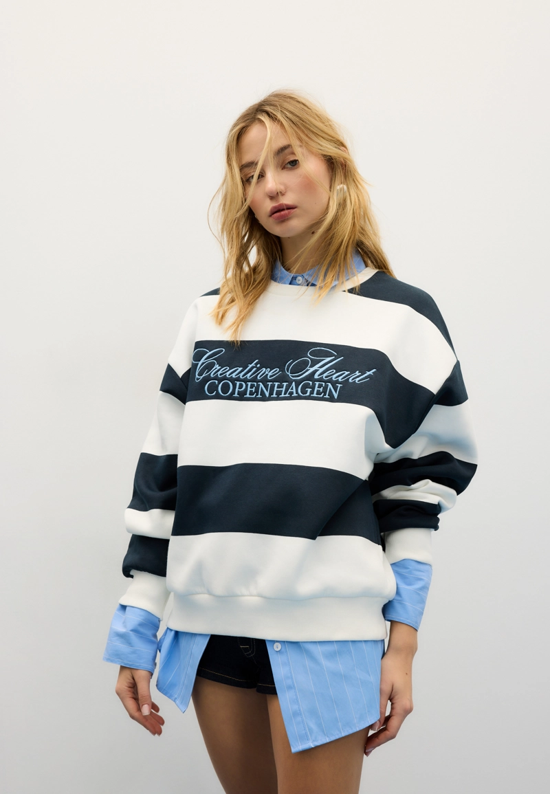 Толстовка с вышивкой в полоску