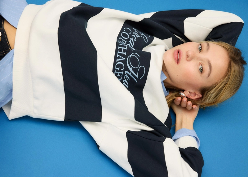 Толстовка с вышивкой в полоску