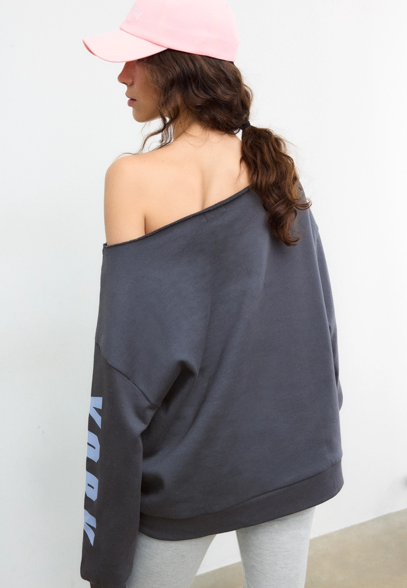 Толстовка с вырезом-лодочкой и принтом