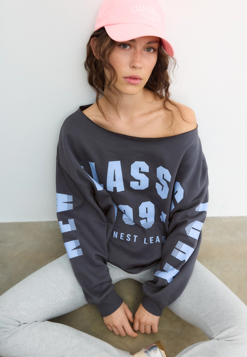 Толстовка с вырезом-лодочкой и принтом