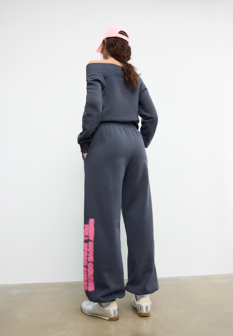 Широкие брюки-джоггеры с принтом