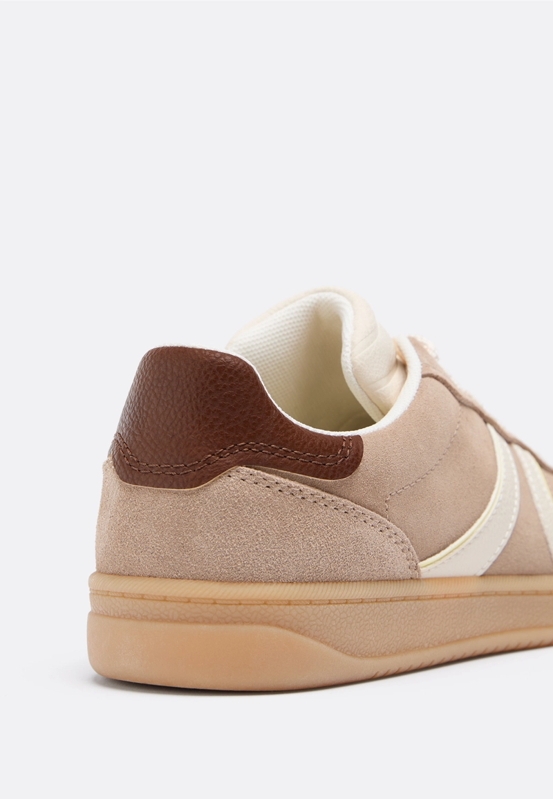 Повседневные кожаные кроссовки