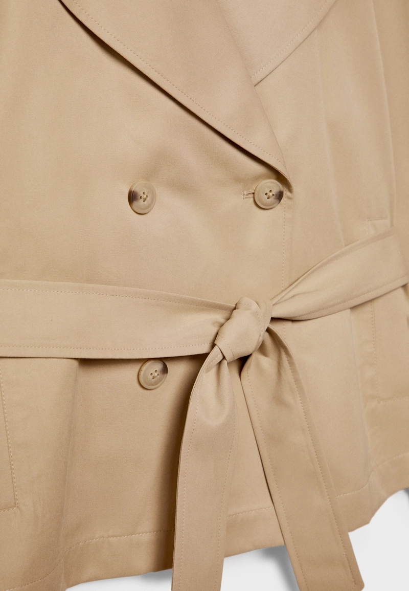 Короткий струящийся тренч с поясом