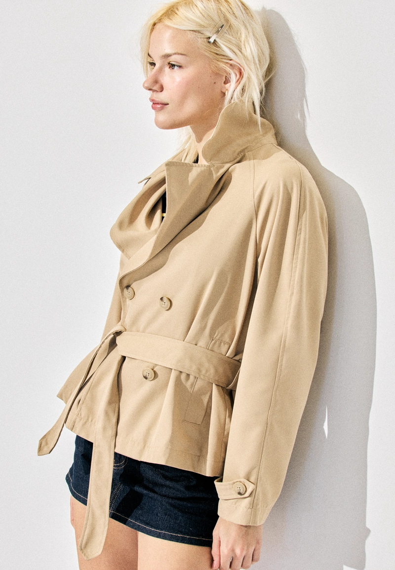 Короткий струящийся тренч с поясом