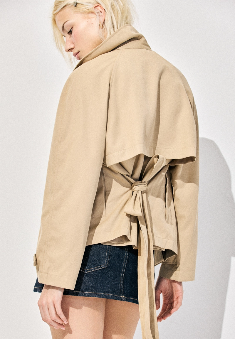 Короткий струящийся тренч с поясом