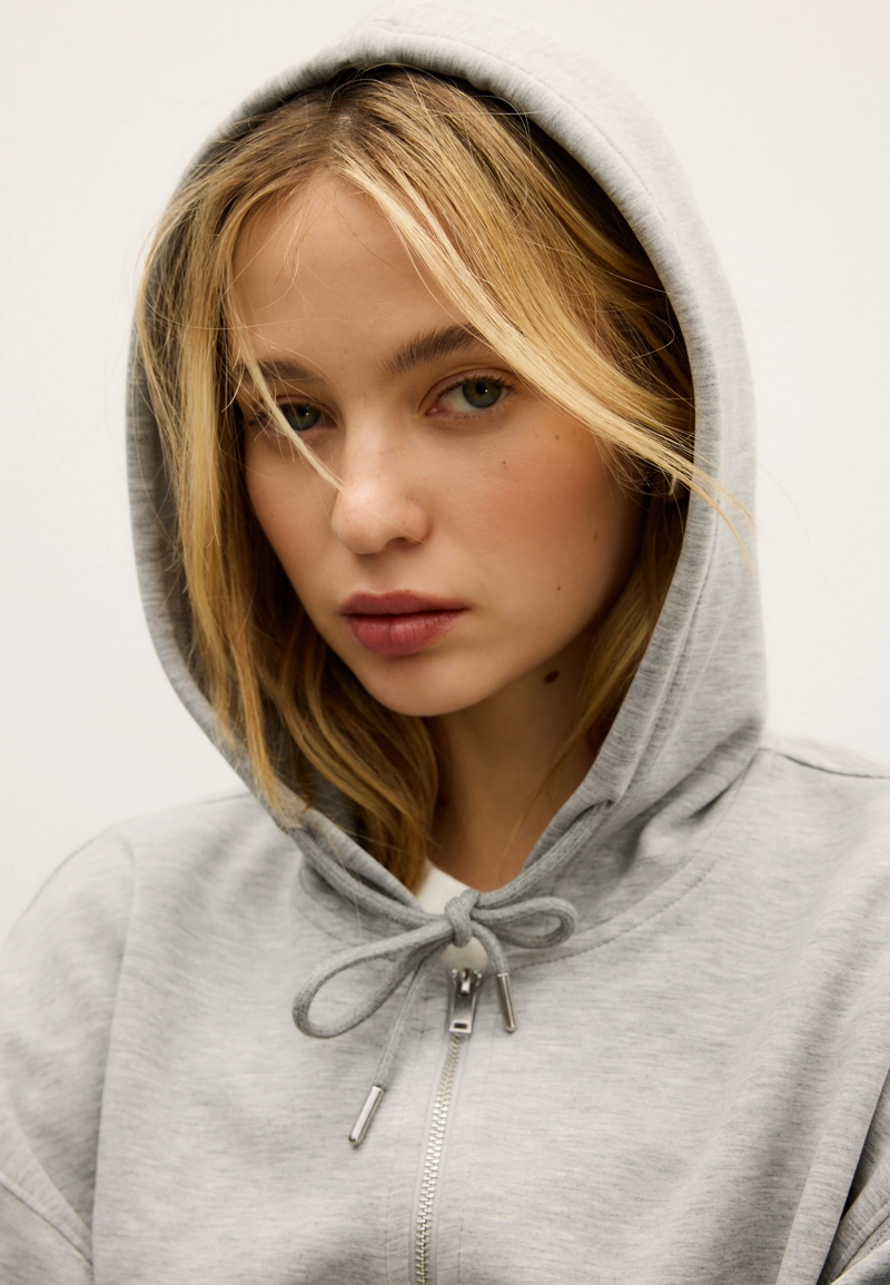 Толстовка на молнии из мягкой ткани