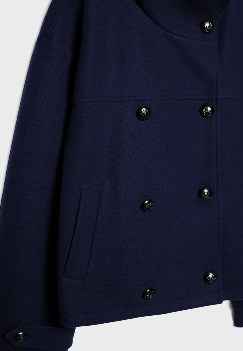 Куртка с высоким воротником и мягкой текстурой